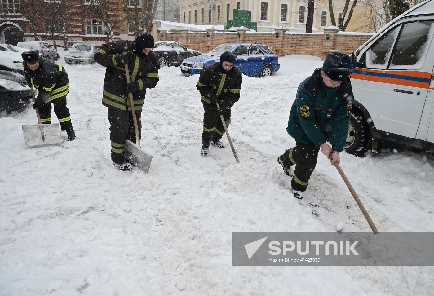 Clearing snow in Moscow