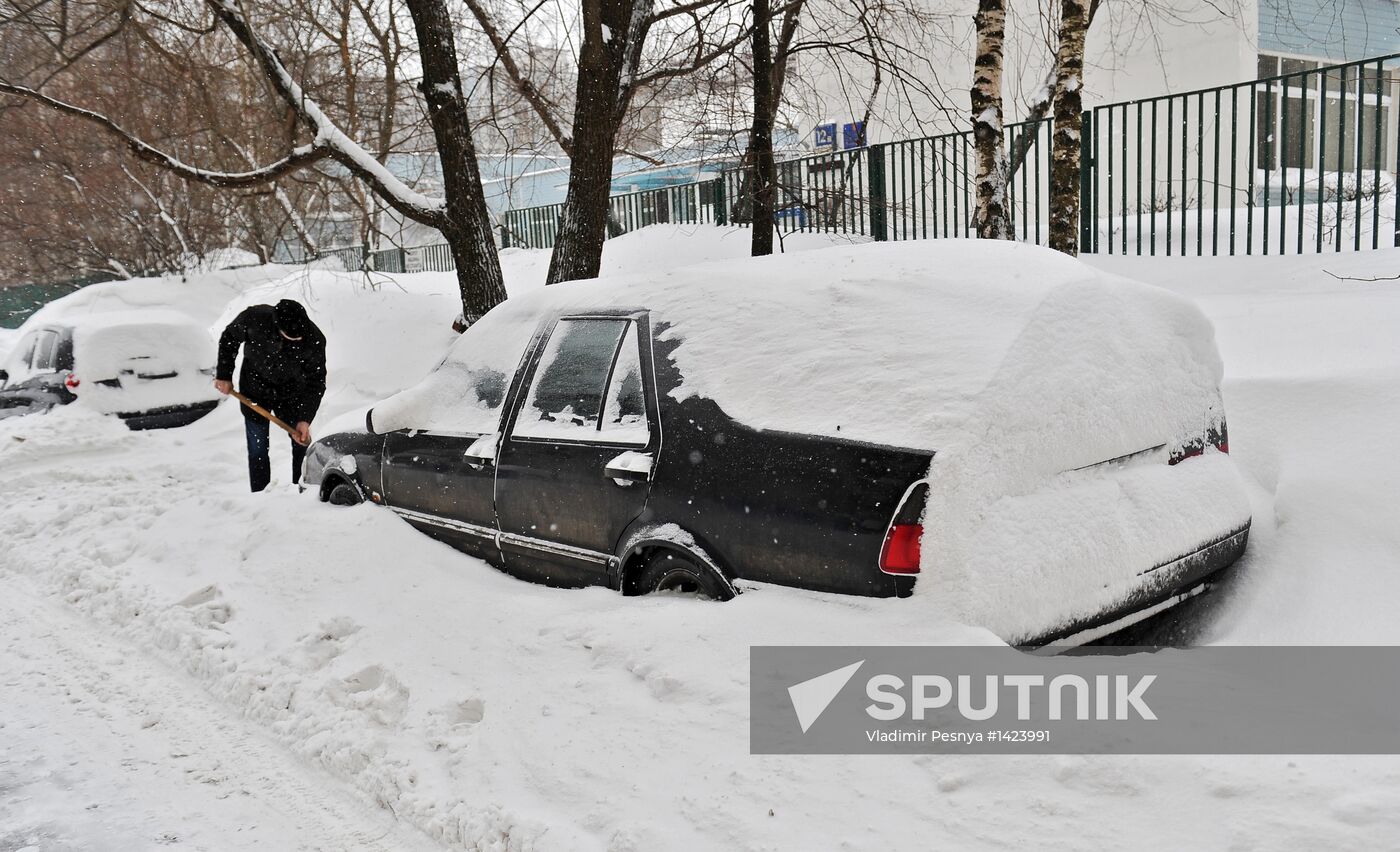 Clearing snow in Moscow