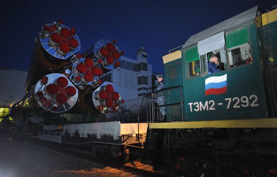 Soyuz-FG missile with Soyuz TMA-08M spaceship head for launch