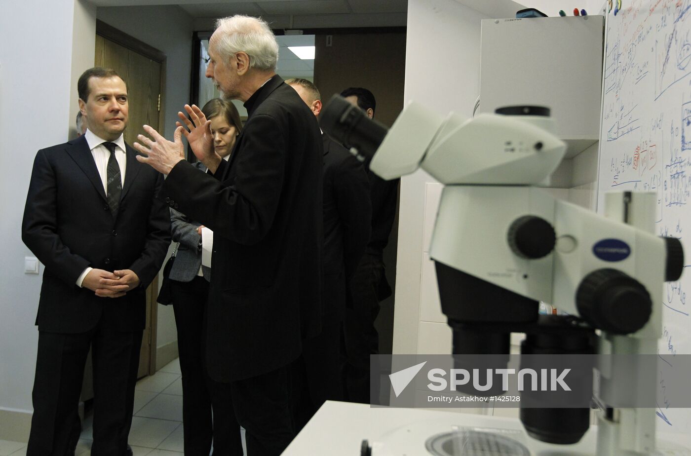 Medvedev visits Moscow Institute for Physics and Technology