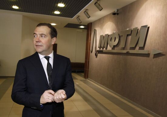 Medvedev visits Moscow Institute for Physics and Technology