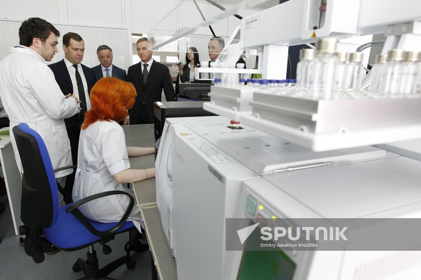 Medvedev visits Moscow Institute for Physics and Technology