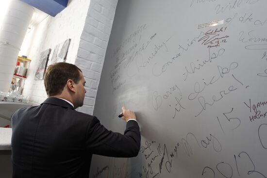 Medvedev visits Moscow Institute for Physics and Technology