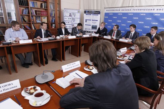 Medvedev visits Moscow Institute for Physics and Technology