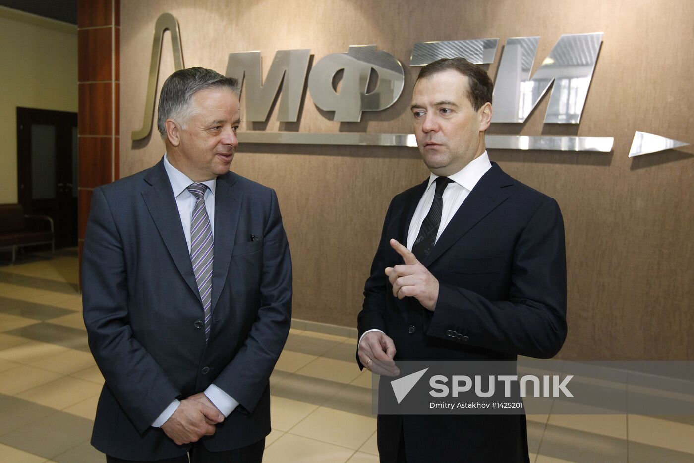 Medvedev visits Moscow Institute for Physics and Technology
