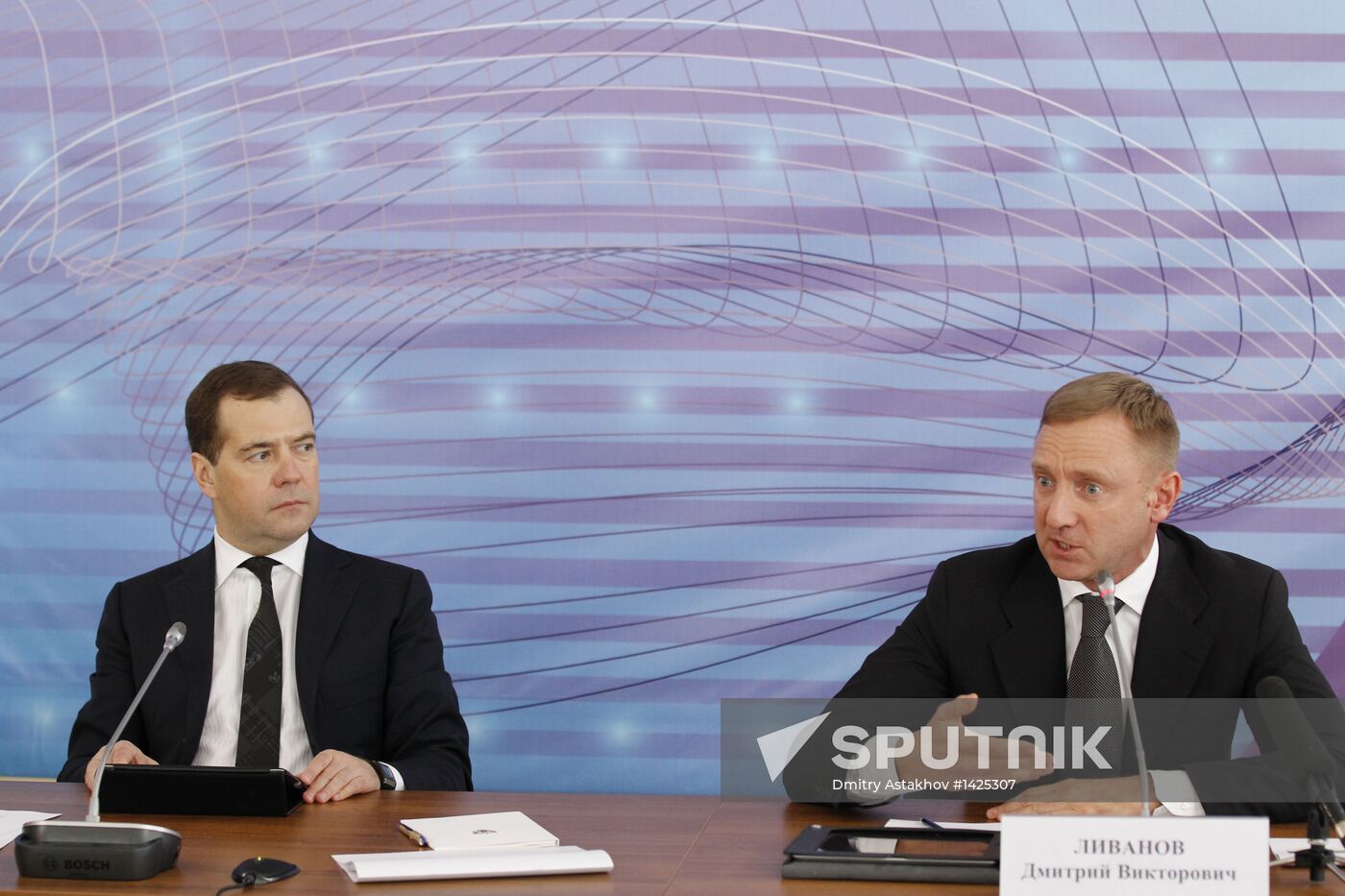 Medvedev visits Moscow Institute for Physics and Technology