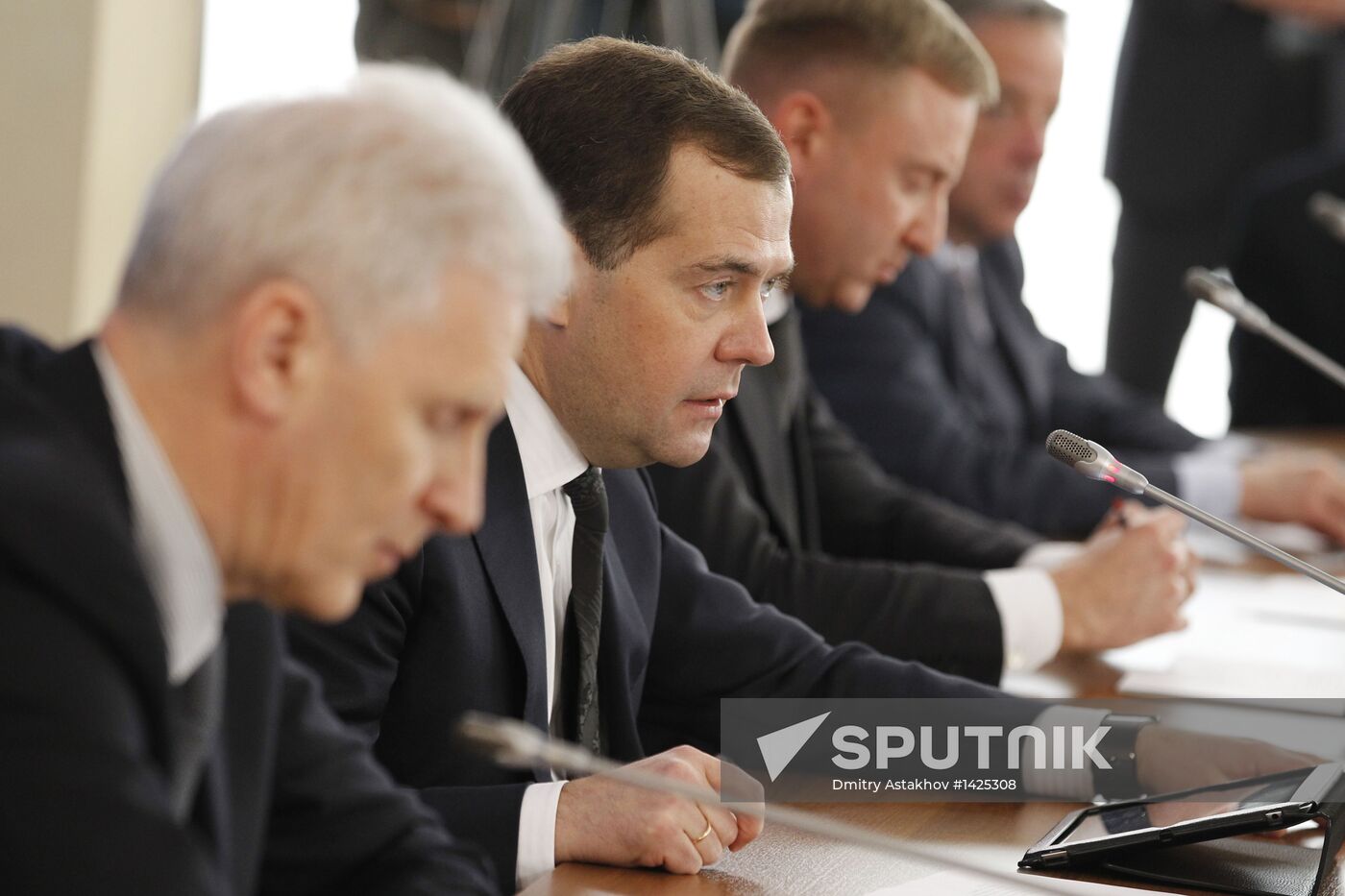 Medvedev visits Moscow Institute for Physics and Technology