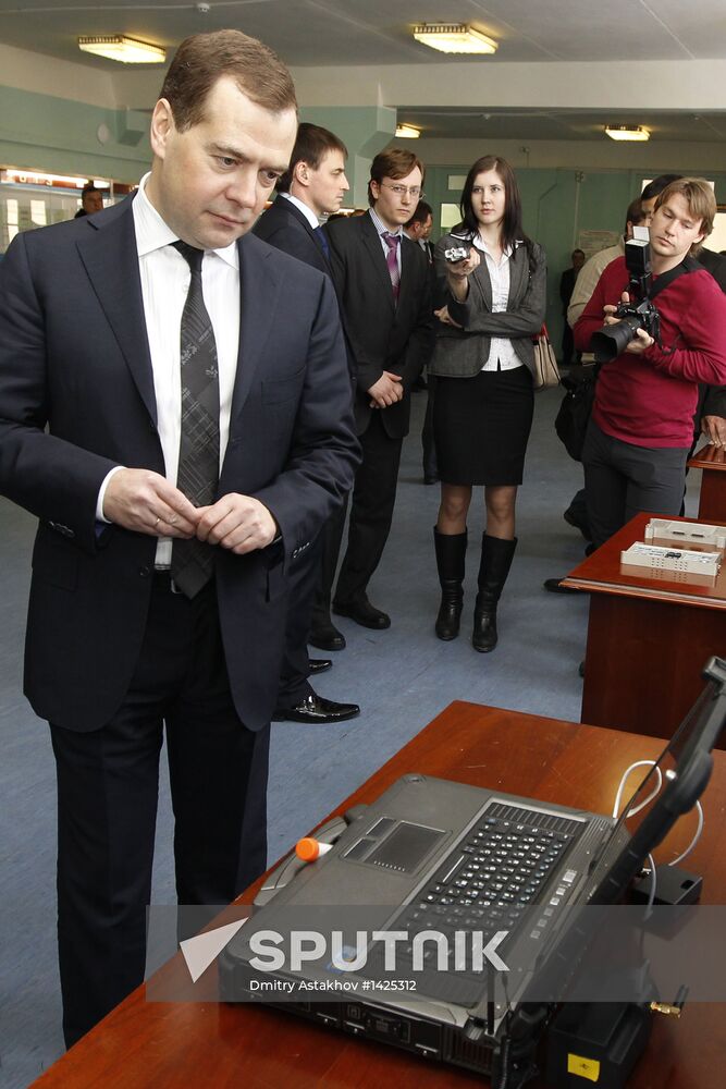 Medvedev visits Moscow Institute for Physics and Technology