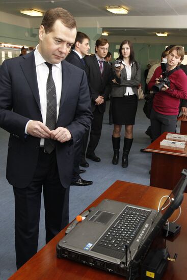 Medvedev visits Moscow Institute for Physics and Technology