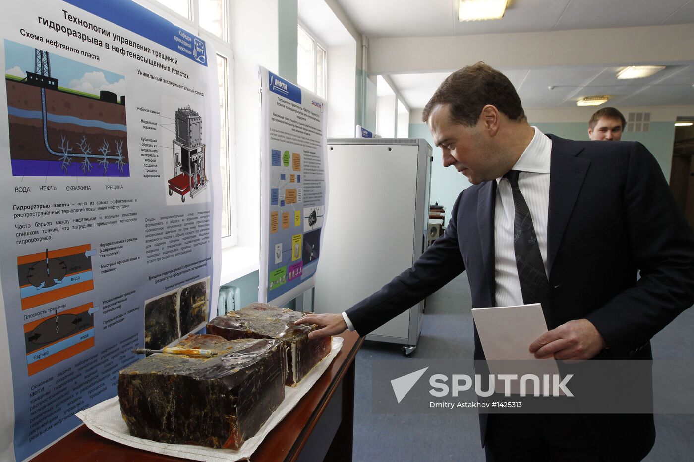 Medvedev visits Moscow Institute for Physics and Technology