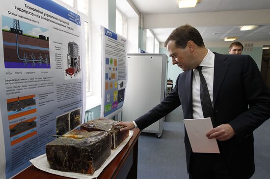 Medvedev visits Moscow Institute for Physics and Technology