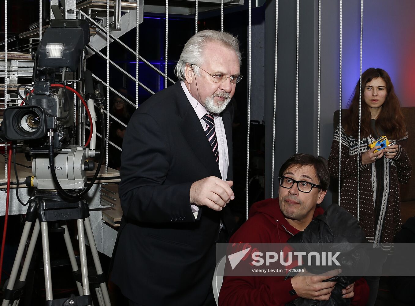 "Newsical" Gospodin Khoroshy airs on Dozhd Internet TV channel