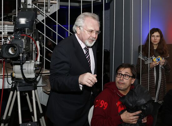 "Newsical" Gospodin Khoroshy airs on Dozhd Internet TV channel