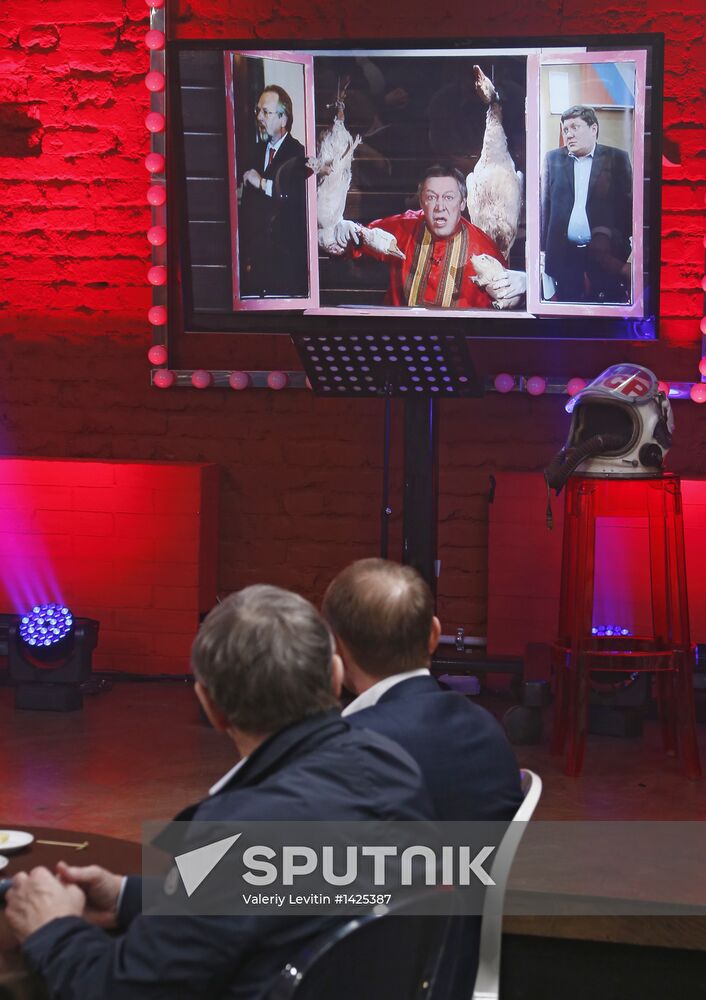 "Newsical" Gospodin Khoroshy airs on Dozhd Internet TV channel