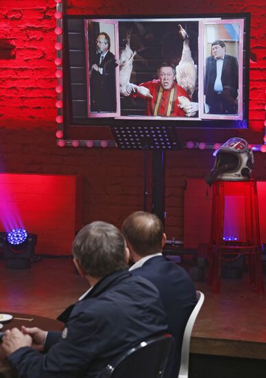 "Newsical" Gospodin Khoroshy airs on Dozhd Internet TV channel