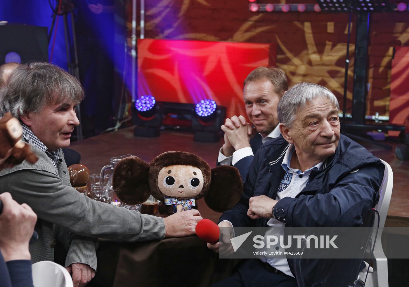 "Newsical" Gospodin Khoroshy airs on Dozhd Internet TV channel