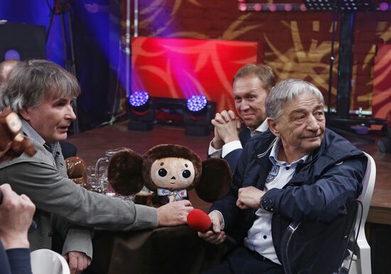 "Newsical" Gospodin Khoroshy airs on Dozhd Internet TV channel