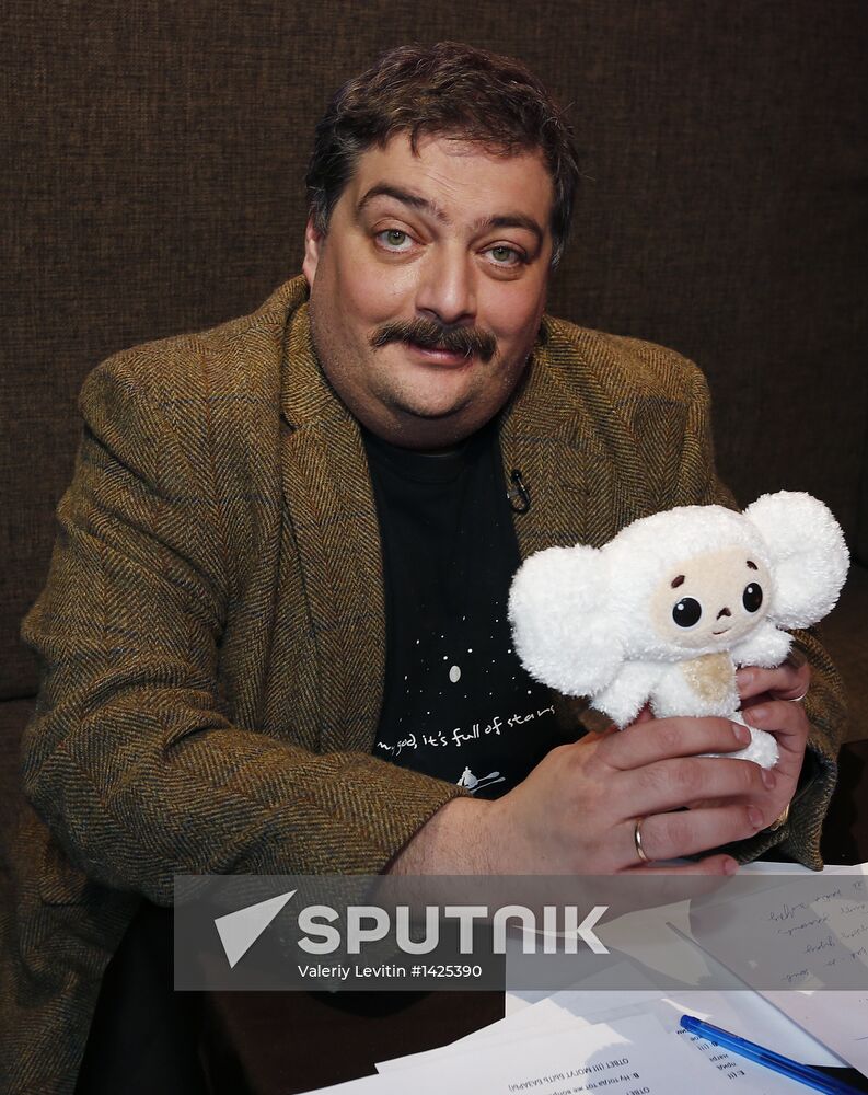 "Newsical" Gospodin Khoroshy airs on Dozhd Internet TV channel