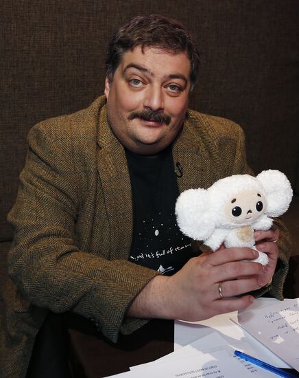 "Newsical" Gospodin Khoroshy airs on Dozhd Internet TV channel