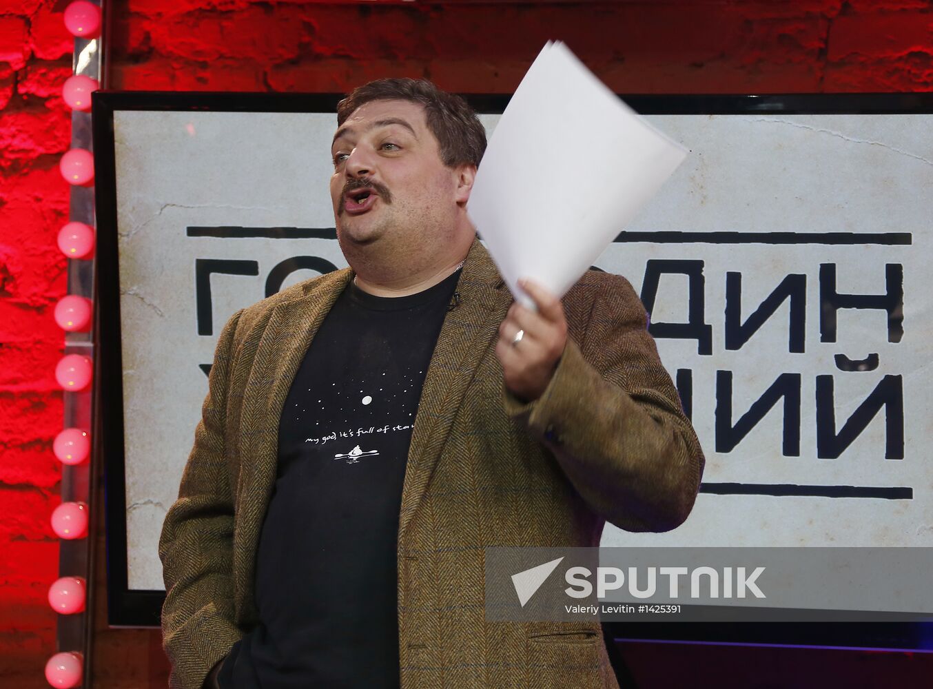 "Newsical" Gospodin Khoroshy airs on Dozhd Internet TV channel