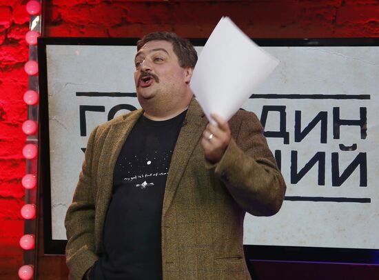 "Newsical" Gospodin Khoroshy airs on Dozhd Internet TV channel