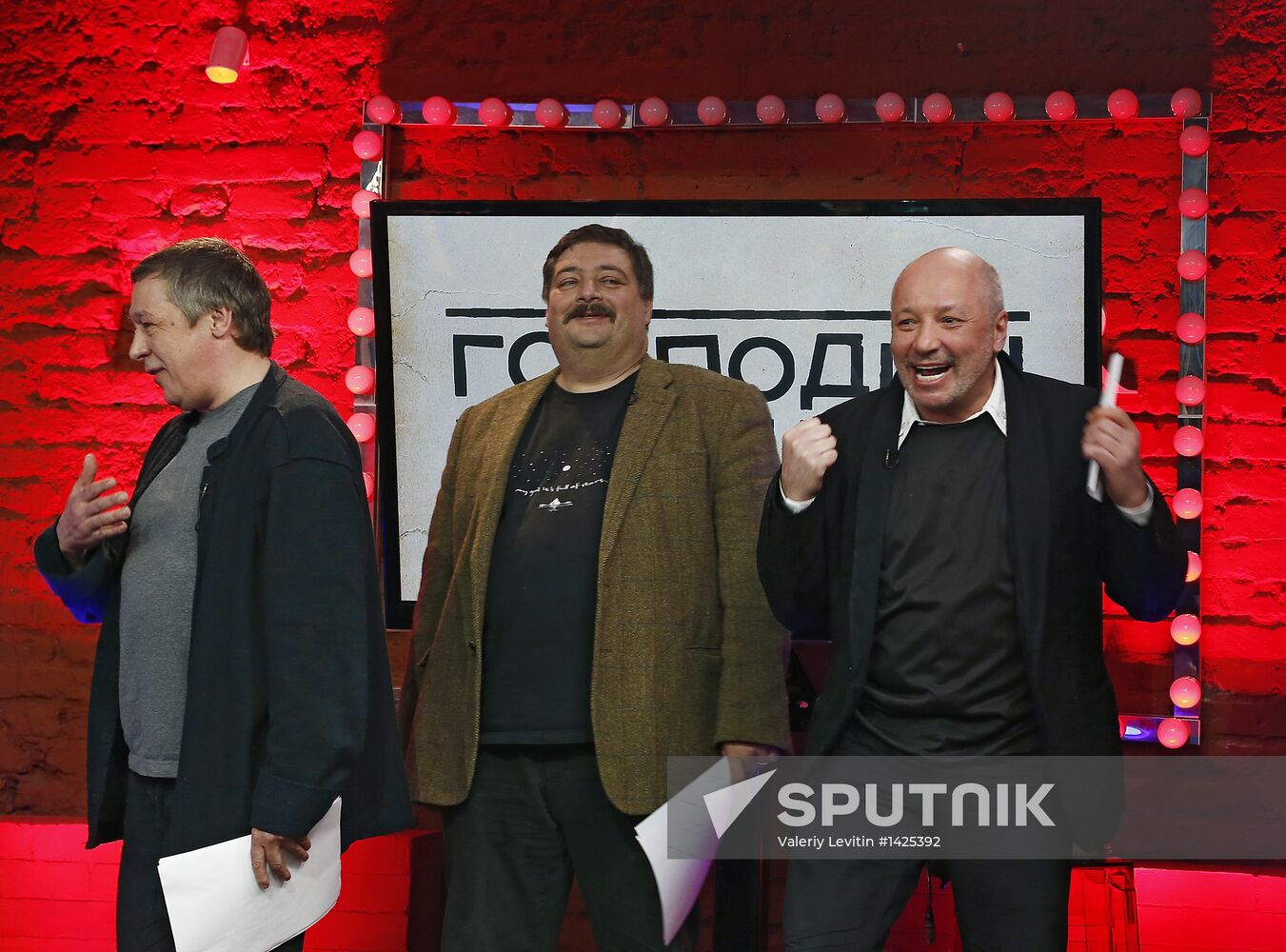 "Newsical" Gospodin Khoroshy airs on Dozhd Internet TV channel