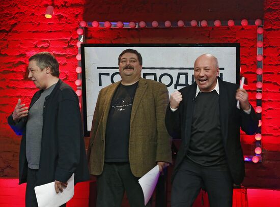 "Newsical" Gospodin Khoroshy airs on Dozhd Internet TV channel