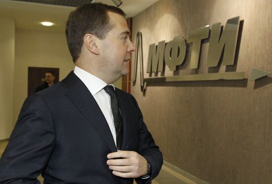 Medvedev visits Moscow Institute for Physics and Technology
