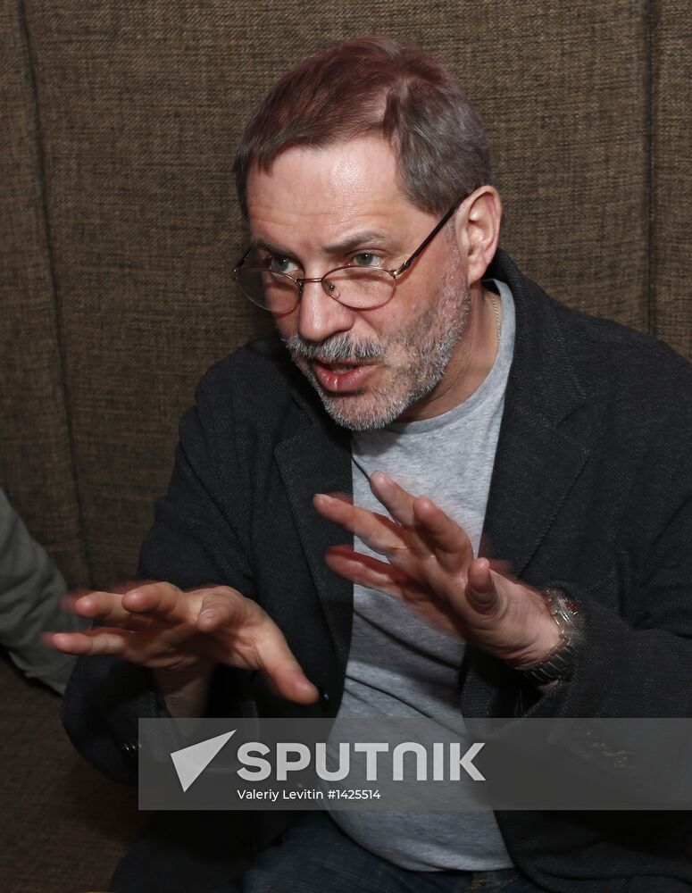 "Newsical" Gospodin Khoroshy airs on Dozhd Internet TV channel