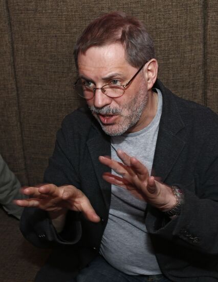 "Newsical" Gospodin Khoroshy airs on Dozhd Internet TV channel