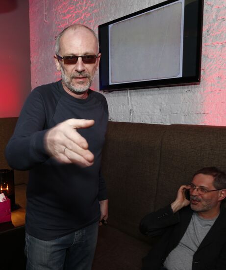 "Newsical" Gospodin Khoroshy airs on Dozhd Internet TV channel