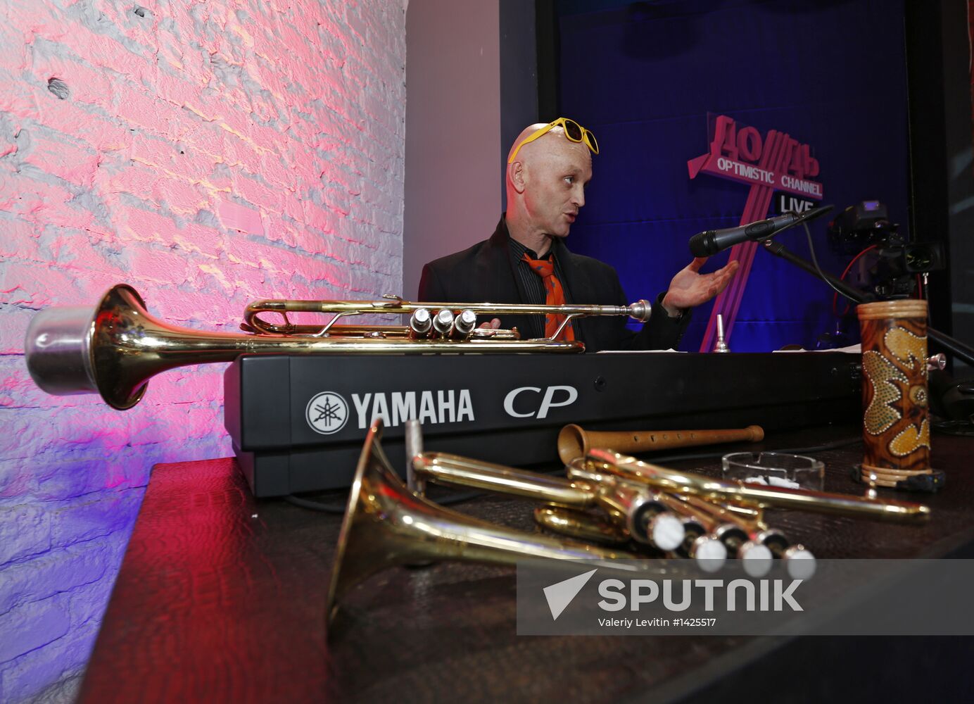 "Newsical" Gospodin Khoroshy airs on Dozhd Internet TV channel