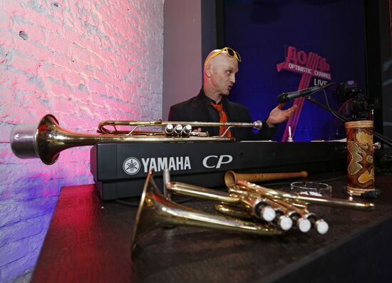 "Newsical" Gospodin Khoroshy airs on Dozhd Internet TV channel