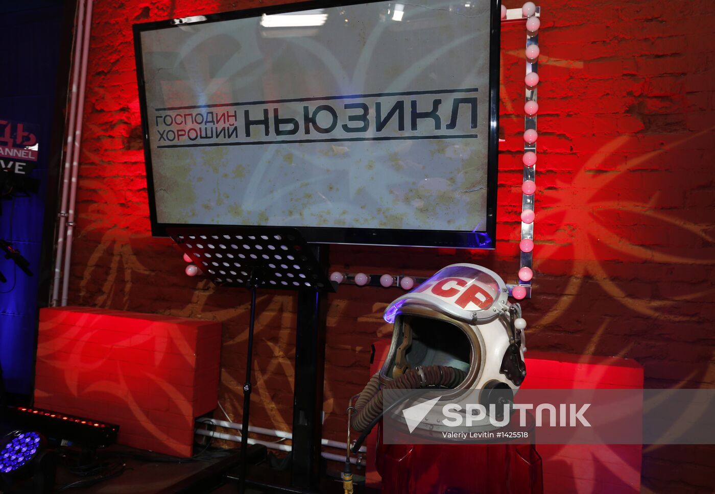 "Newsical" Gospodin Khoroshy airs on Dozhd Internet TV channel