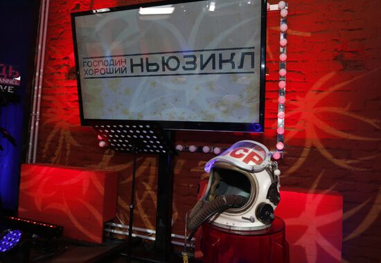 "Newsical" Gospodin Khoroshy airs on Dozhd Internet TV channel