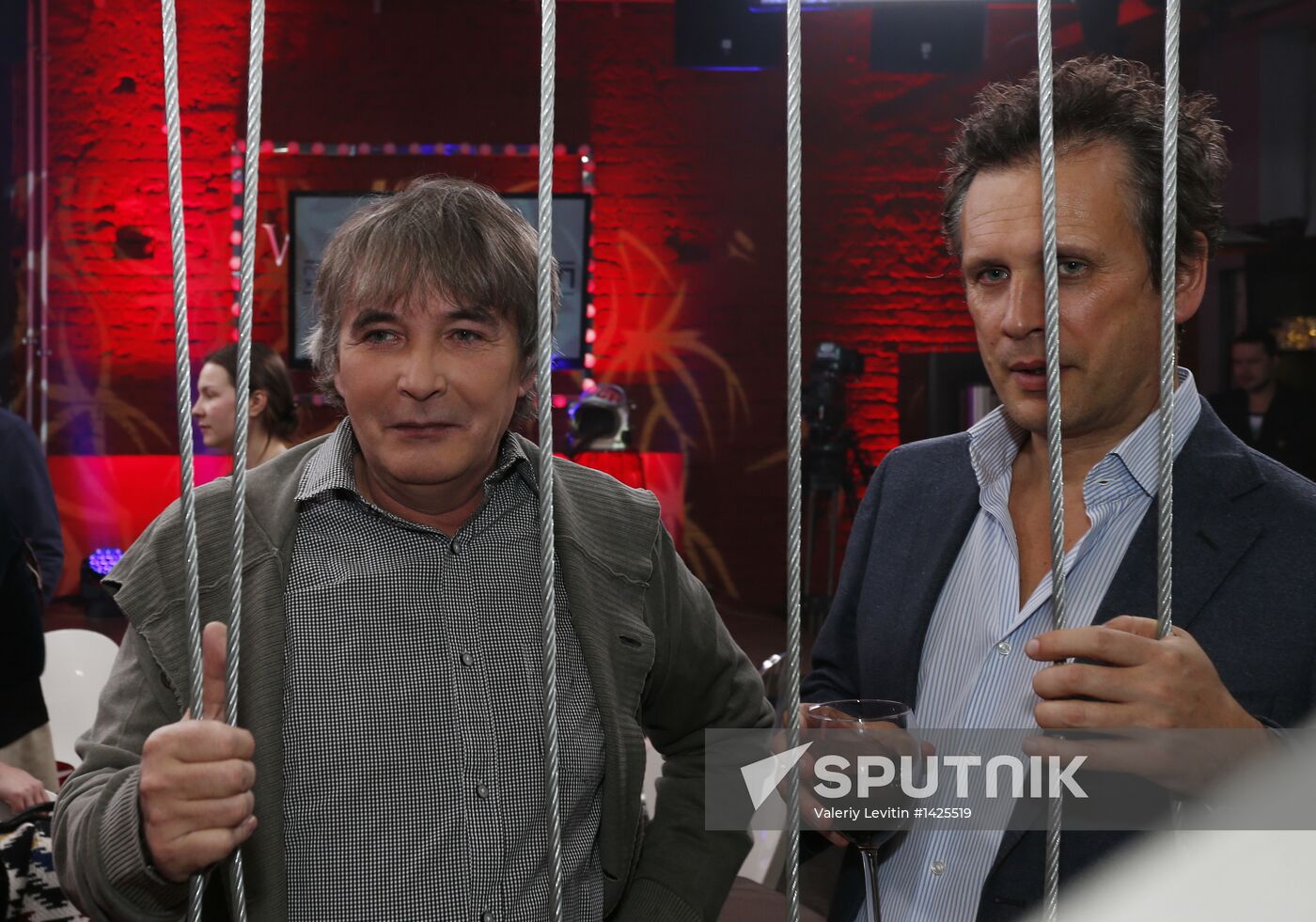 "Newsical" Gospodin Khoroshy airs on Dozhd Internet TV channel