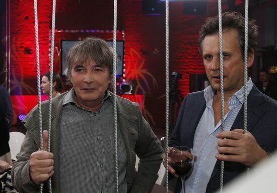 "Newsical" Gospodin Khoroshy airs on Dozhd Internet TV channel