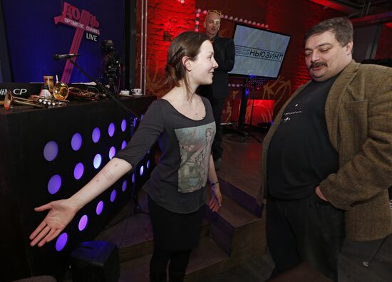 "Newsical" Gospodin Khoroshy airs on Dozhd Internet TV channel