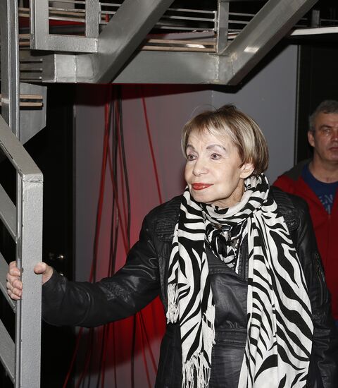 "Newsical" Gospodin Khoroshy airs on Dozhd Internet TV channel