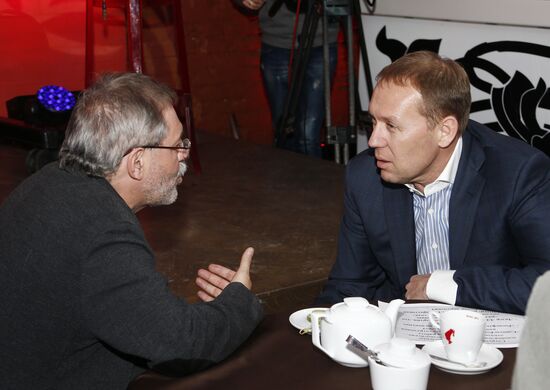 "Newsical" Gospodin Khoroshy airs on Dozhd Internet TV channel