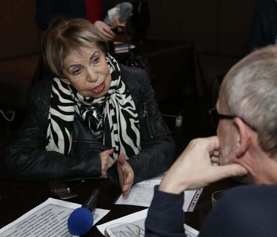 "Newsical" Gospodin Khoroshy airs on Dozhd Internet TV channel