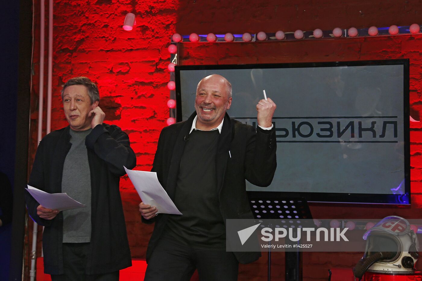 "Newsical" Gospodin Khoroshy airs on Dozhd Internet TV channel