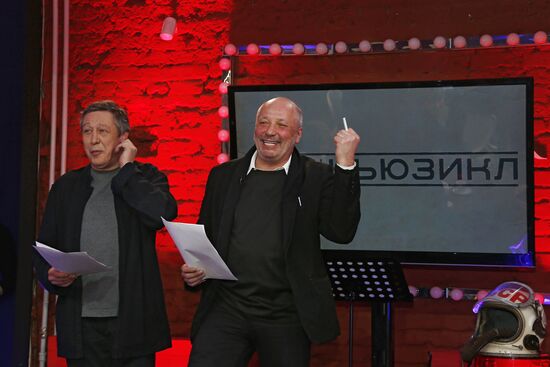 "Newsical" Gospodin Khoroshy airs on Dozhd Internet TV channel