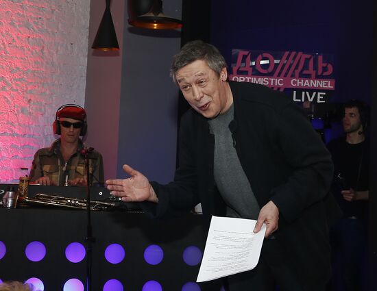 "Newsical" Gospodin Khoroshy airs on Dozhd Internet TV channel