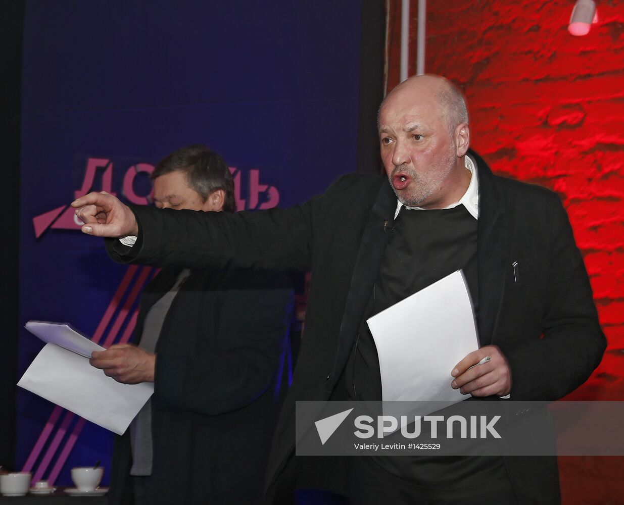 "Newsical" Gospodin Khoroshy airs on Dozhd Internet TV channel