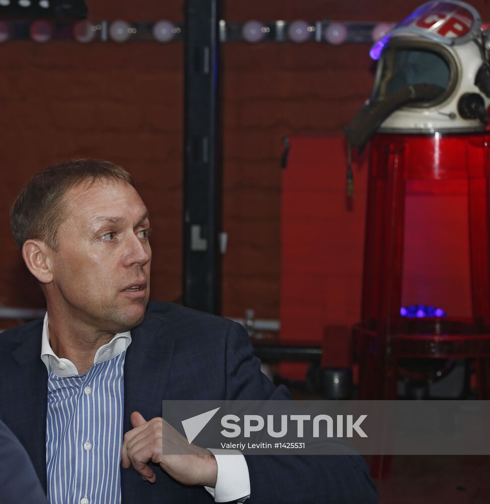 "Newsical" Gospodin Khoroshy airs on Dozhd Internet TV channel