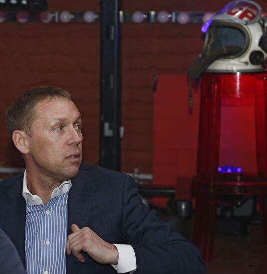 "Newsical" Gospodin Khoroshy airs on Dozhd Internet TV channel