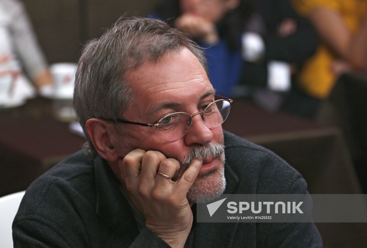 "Newsical" Gospodin Khoroshy airs on Dozhd Internet TV channel