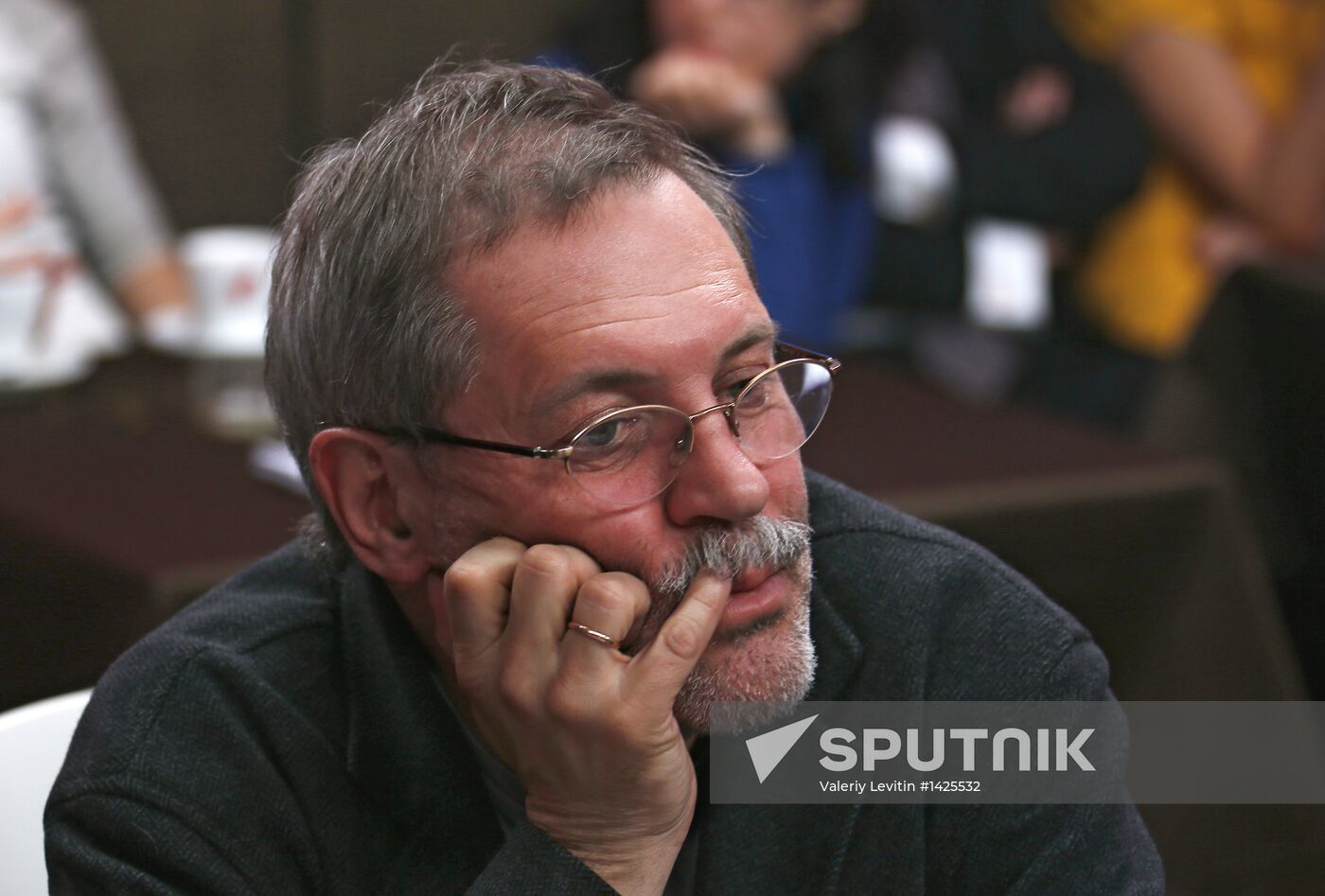 "Newsical" Gospodin Khoroshy airs on Dozhd Internet TV channel