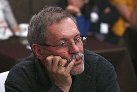 "Newsical" Gospodin Khoroshy airs on Dozhd Internet TV channel